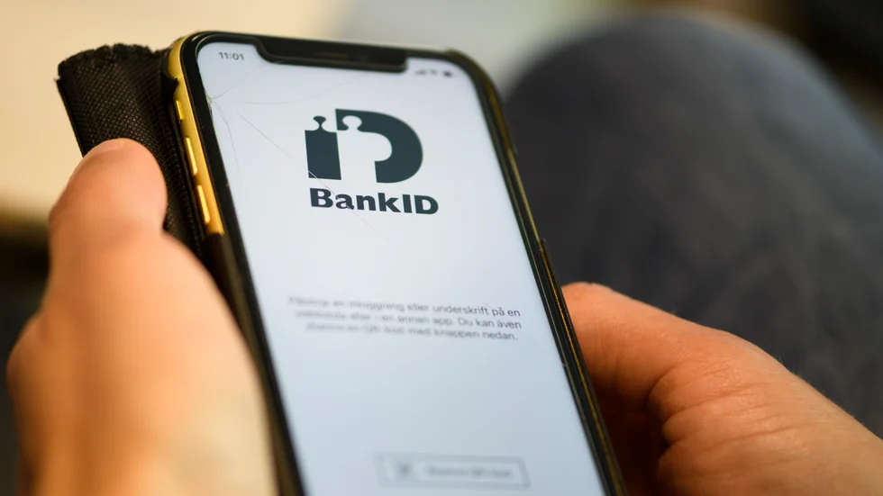 Bedragaren påstår sig ringa från en vårdcentral och vill att man ska logga in via sitt mobila bank-id för att på så sätt få tag i patientens uppgifter.