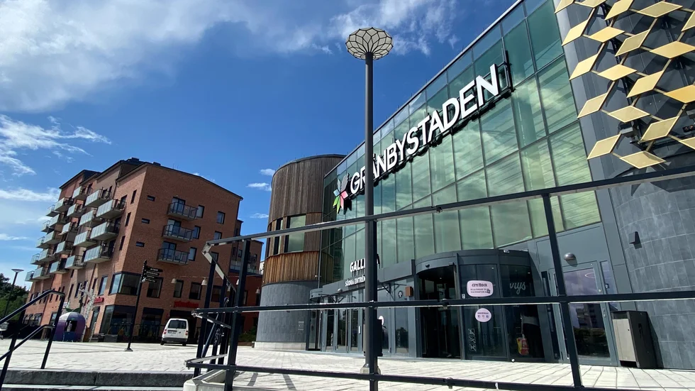 Råttorna tar sig in genom öppna entrédörrar och våldgästar butiker på Gränbystaden i sin jakt på mat. ”Läget är allvarligt och har blivit värre i år”.