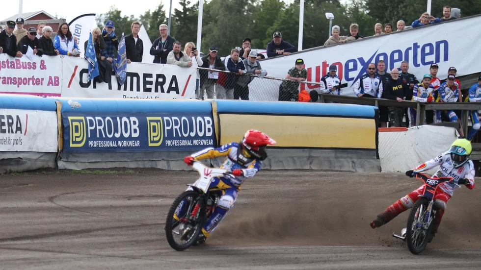 Nu är det klart. Det blir elitseriespeedway i Motala även 2024. På onsdagen kom Piraterna överens med Motala kommun om ett nytt arenaavtal. Oförändrad hyra, men kommunen tar hand om mer av skötseln.