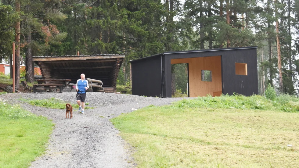 Den nya byggnaden ligger nära grillplatsen på Västra Erikslid.