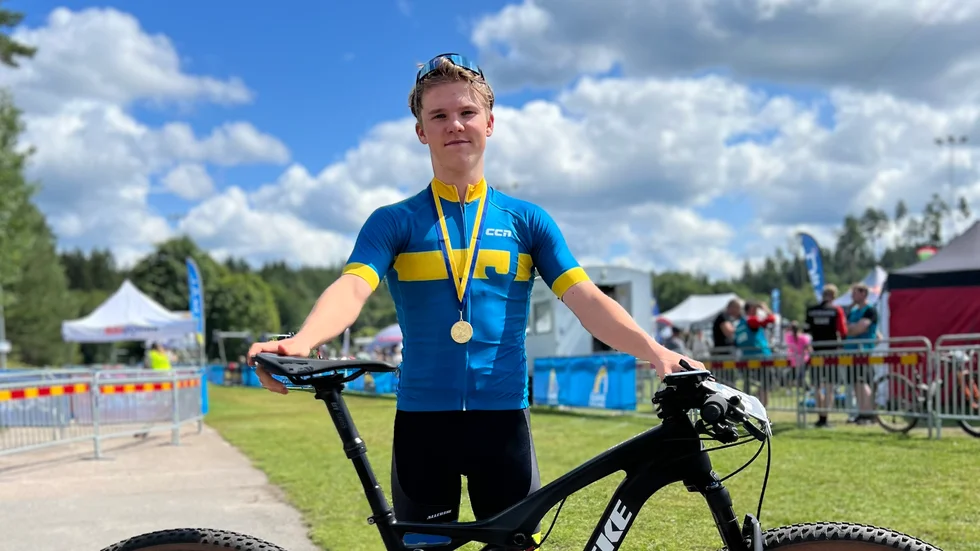 En nöjd Leo Lounela efter JSM-guldet på den olympiska distansen. 17-åringen representerar dels Strängnäs CK, dels Strängnäs bilforum racing team. Sannolikt var det cykelklubbens första SM-guld över huvud taget.