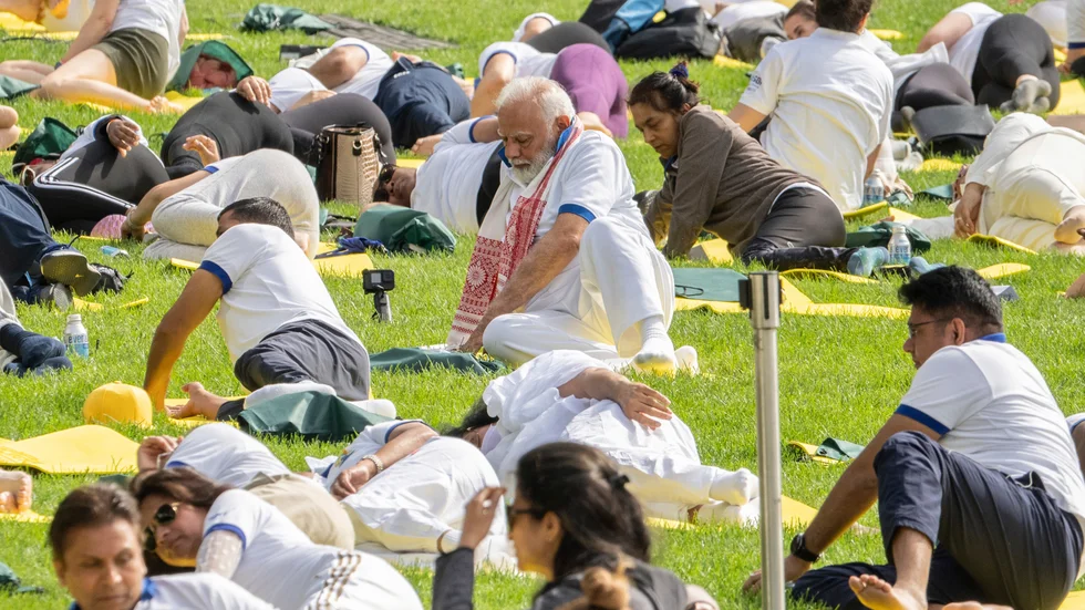 Indiens premiärminister Narendra Modi gör en vridövning vid ett yogapass utanför FN-skrapan i New York i juni.