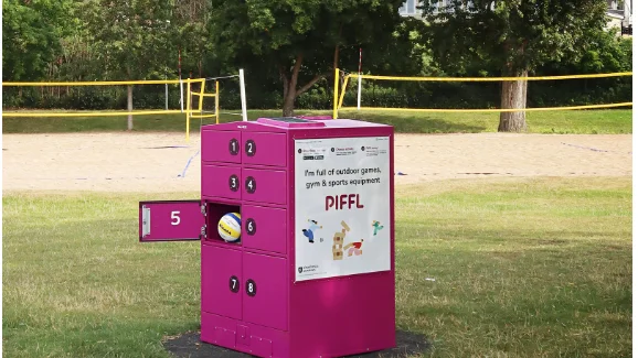 Piffl-leksaker finns nu i fyra av kommunens parker. Man får hyra varje grej för 10 i timmen. 