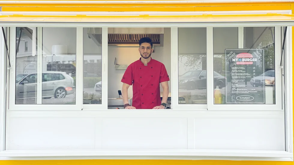 Sami Qazikhil i sin foodtruck 2022 när han nyligen kommit igång med verksamheten vid Frösjöstrand.