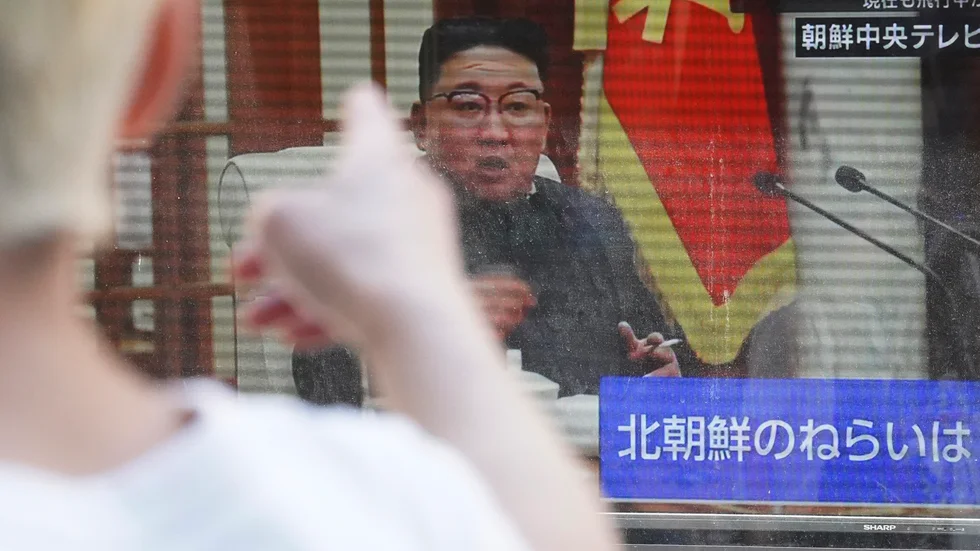 En tv-bild på den nordkoreanske ledaren Kim Jong-Un i samband med att en ballistisk långdistansrobot avfyrades tidigare i juli. Arkivbild.