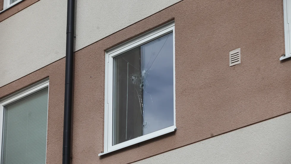 På måndagen gick det fortfarande att se de fyra–fem skotthålen i rutan efter skjutningen tidigare i år.