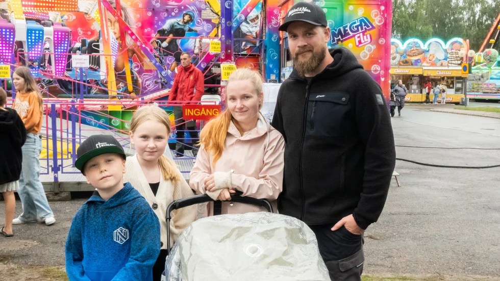 Josefina och Patrik Myrestam med barnen Walter, sex månader i vagnen, Mathilda, 10 år och Victor, 8 år, ställer upp på en gruppbild innan Patrik och Mathilda ger sig ut på en svindlande åktur i slänggungan på tivolit.