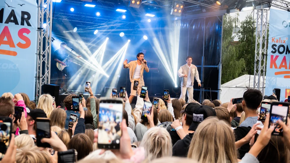 Marcus & Martinus blir filmade av x antal mobiltelefoner samtidigt under sitt framträdande på Kalix sommarkalas.