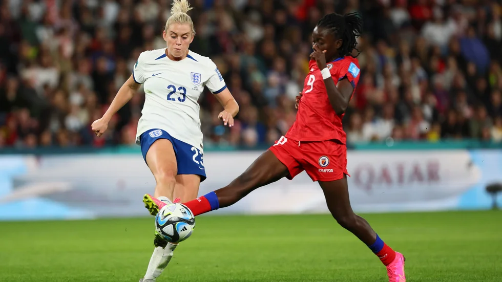 Englands Alessia Russo utmanas av Haitis Sherly Jeudy i VM.