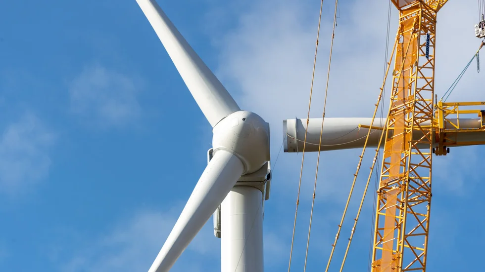 Höjden 370 meter utgörs av själva rotordiametern på 340 meter plus 30 meter frigång mellan rotorbladen och vattenytan.