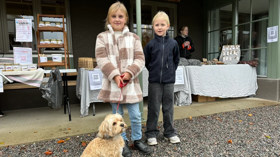 Astrid och Stina Björling passade på att handla fina stenar efter att de varit och fikat med familjen i restaurangen. Även hunden Sigge, 1 år, fick följa med.
"Vi köpte en rosenkvarts och en regnbågsflorin" berättar Astrid, 9 år.
"Vi ska ha dem hemma på rummet" säger Stina.