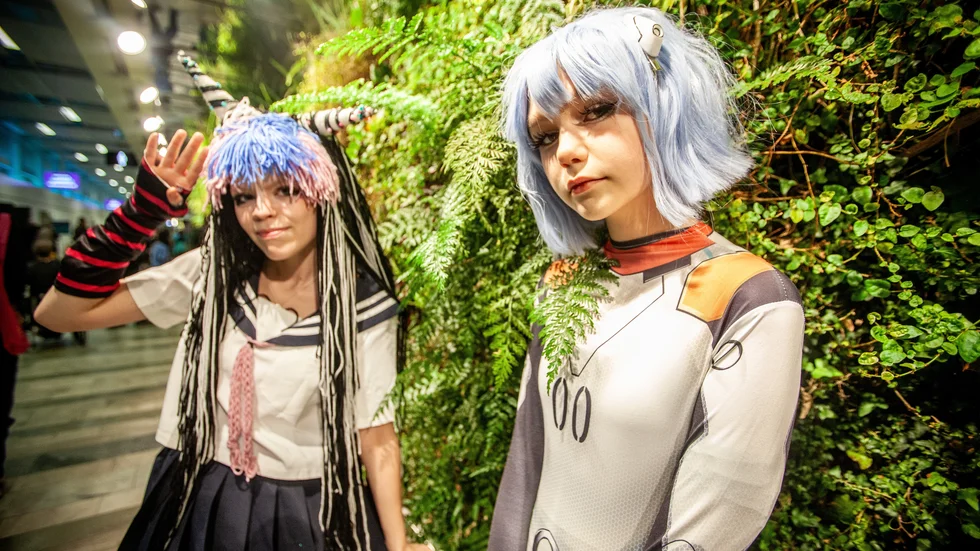 Bland ett oräkneligt antal cosplayare på Comicon 2023 i Stockholm fanns Alina Ringgren och Tindra Sundqvist från Nyköping.