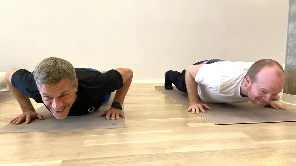 Andreas Hedlund till vänster och Nicholas Hall till höger, prövas både vad gäller styrka och smidighet på lunchyogapasset.  