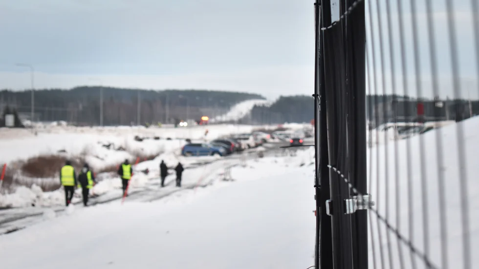 En man i 25-årsåldern vårdas med livshotande skador efter explosionen. På måndagen var det dämpad stämning på Northvolt.
