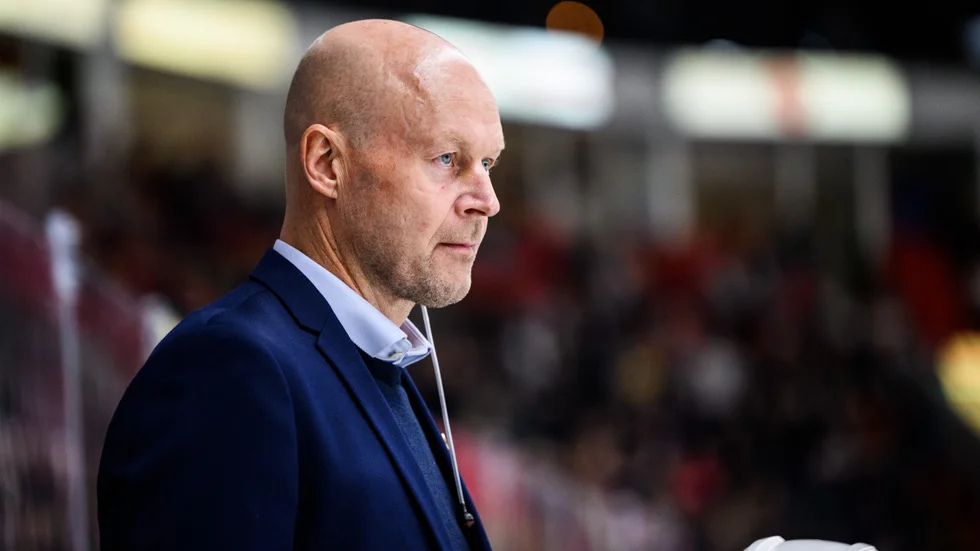 Marcus Ragnarsson har gjort sitt i Djurgårdens bås. Den tidigare Almtunatränaren får precis som huvudtränaren Johan Garpenlöv gå efter en svag inledning på säsongen.