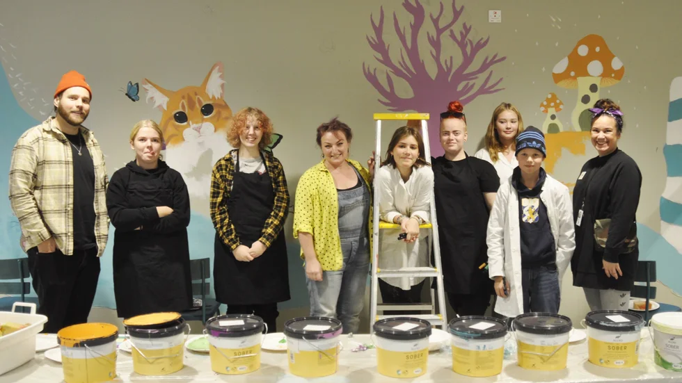 Alexander Anklev (Ung Kraft), Tindra von Kokowska, Alice Törn, Nenne Thorin (Ung Kraft), Isma Loeks, Emy Svensson, Josefin Gustavsson, Samuel Eriksson och Yanina Casanova (Sörmlands museum) – gruppen bakom väggmålningen på Sörmlands museum.