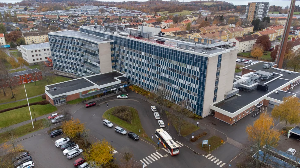 "Om en liten del av akutbesöken görs i onödan, skall det då föranleda en kollektiv ekonomisk bestraffning", undrar insändarskribenten.