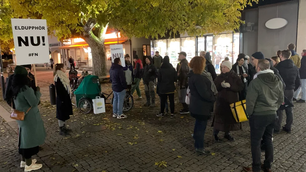 Två demonstrationer växte samman på Östercentrum under tisdagskvällen.
