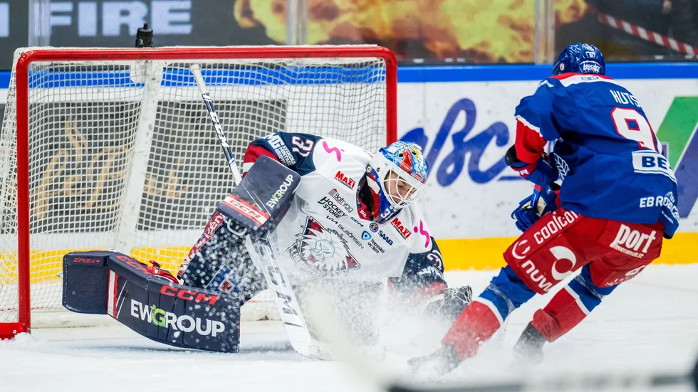 Linköping HCs målvakt Jesper Myrenberg och IK Oskarshamns Logan Hutsko under ishockeymatchen i SHL mellan Oskarshamn och Linköping den 2 november 2023 i Oskarshamn. 