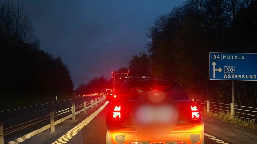 Lång kö på riksväg 34 utanför Motala efter olyckan.