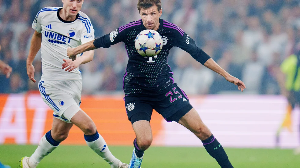 Thomas Müller, till höger, och hans Bayern München stod för ett fiasko i tyska cupen och åkte ut mot Saarbrücken från tredjedivisionen. Arkivbild.