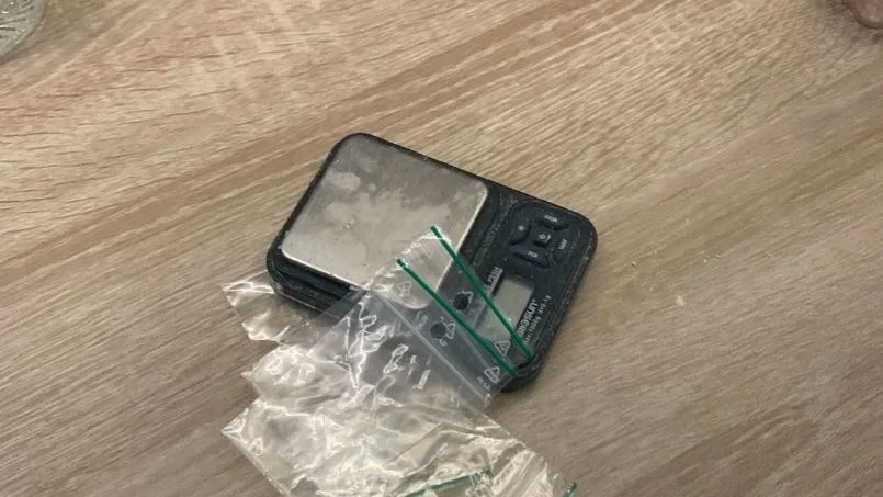 Flertalet fynd på 27-åringens hotellrum skvallrade om den planerade försäljningen.