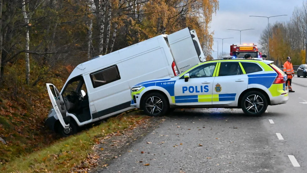 Ett fordon kontrolleras just nu av polis efter att ha kört i diket.