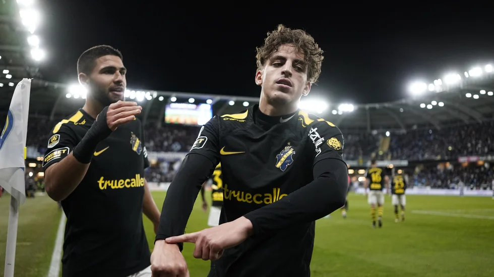 Taha Ayari (th) jublar med Omar Faraj efter sitt 1–1-mål.