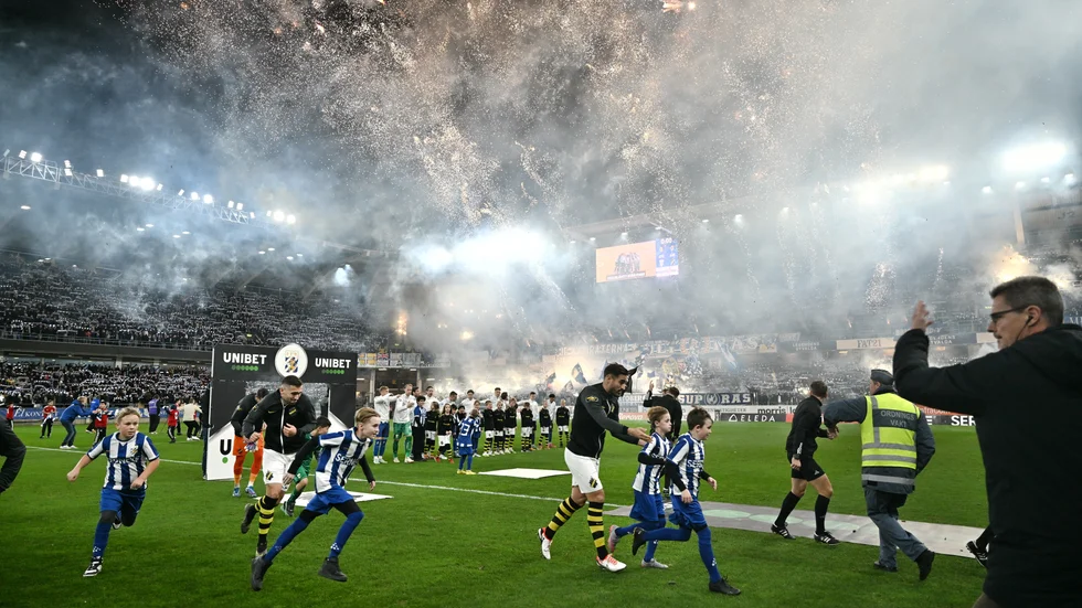 Spelarna och barnen som var med på inmarschen tvingades lämna planen efter ett stort antal fyrverkeripjäser från "Blåvitt"-klacken.