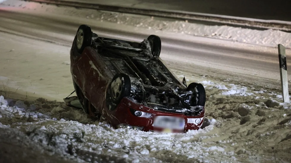 En bil voltade vid påfarten till E4 i södergående riktning, men de två personerna som färdades i bilen klarade sig utan skador.