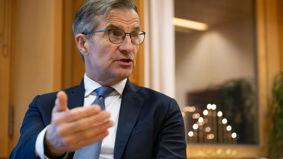 Att stå i rampljuset är en del av jobbet, enligt riksbankschefen Erik Thedéen. "Man får inte ogilla det om man har ett sådant här jobb. Då blir ju varje dag en kamp", säger han.
