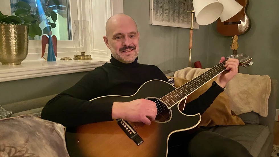 Gitarren är en julklapp från Mattias morbror Lasse Berghagen. 