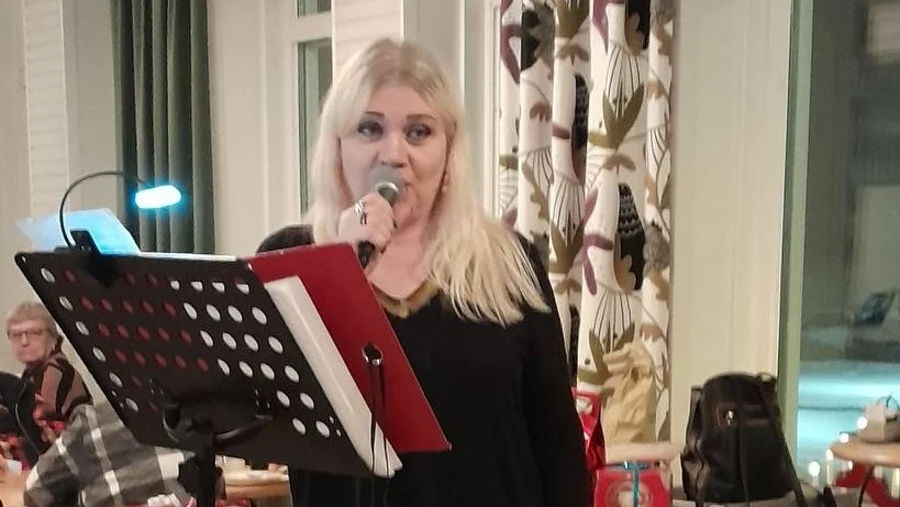 Mona Torneus underhöll med sång på julfesten med PRO Karlsborg/Risögrund.