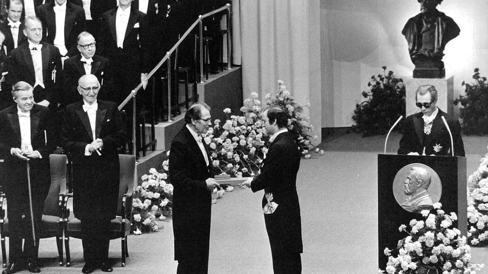 Författaren Harry Martinson tar emot Nobelpriset i litteratur 1974. Han delar priset med Eyvind Johnson.