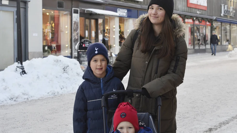 Isabel Kapari funderar på om bubbelhoppa kan betyda att man är lycklig och dricker champange. Här med barnen Miro Kapari Holm och Elliot Kapari Holm.