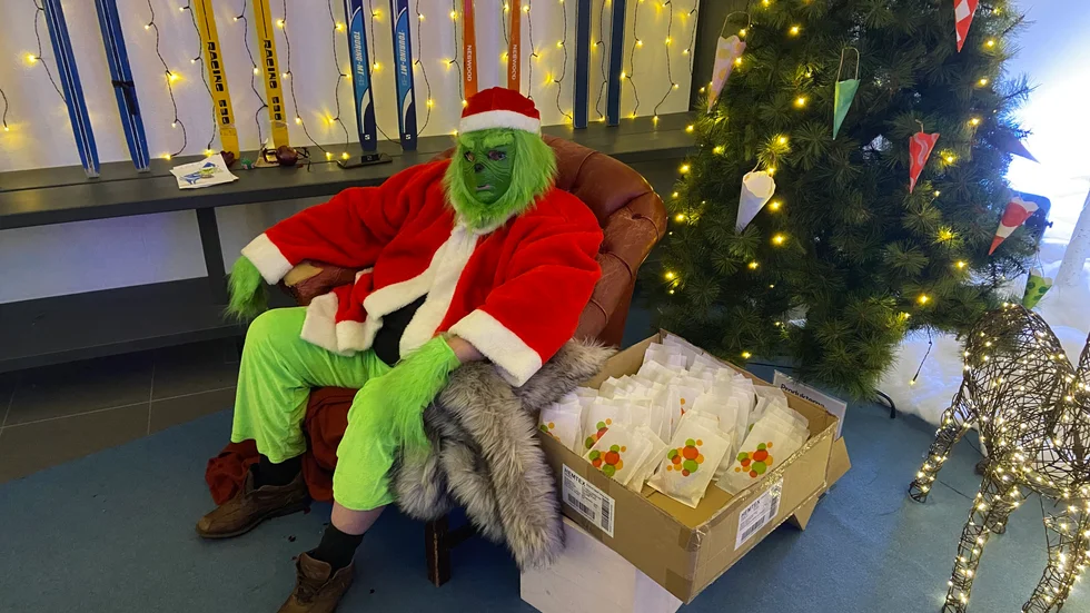 Grinchen delade ut godispåsar till barn som hittade gömda julklappar. 