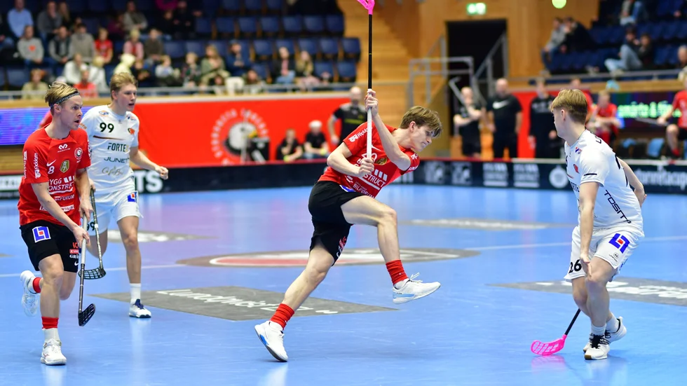 Sakarias Ulriksson gjorde två poäng (1+1) när Storvreta fick jobba oväntat hårt för att besegra Jönköping.  Här tar han i för kung och fosterland, men bollen går inte in denna gången.