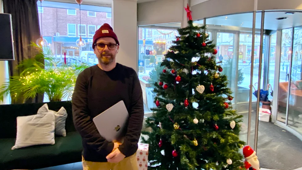 En kulturklubb och Föreningen omtanke bjuder in till julaftonsfirande på Plaza hotell. Initiativtagaren Nisse Nilsson arbetar för fullt inför eventet.