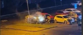 TV: Här brinner bilen i Hageby 