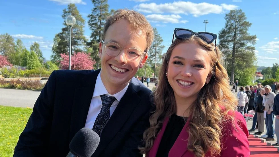 Reportrarna Wilhelm Sandelin Anton och Melissa Niemann under direktsändningen av studentbalen 2023.