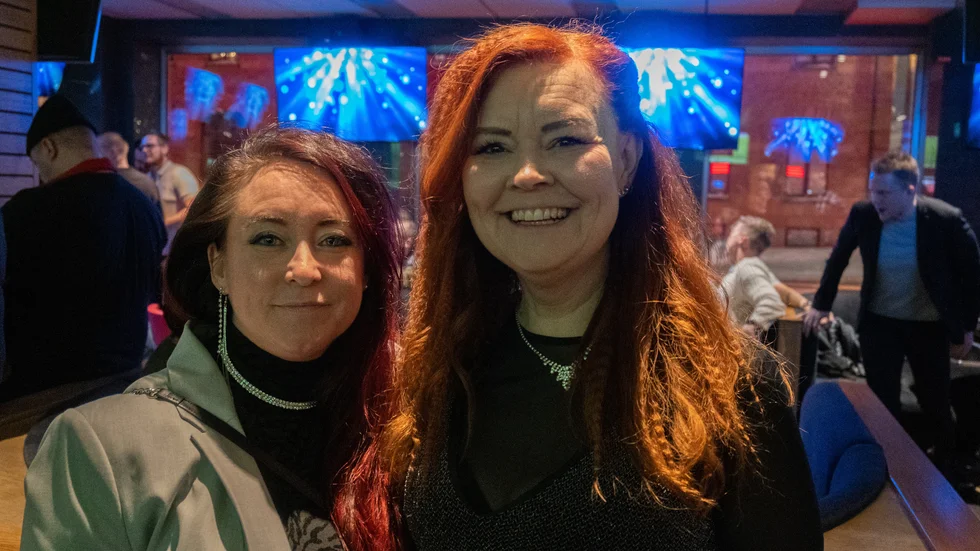 Madde Larsson och Linda Ekersund är ute tillsammans för att se bandet Huggorm ihop. Men också för att fira. "Vi ska fira att vi är jättebra vänner", säger Madde Larsson. Sedan 35 år tillbaka! 