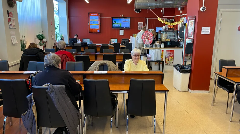 Ett tiotal personer spelar bingo i Mjölby på onsdagseftermiddagen. Men sista december är det slut. Bingohallen i Mjölby stängs vid årsskiftet.