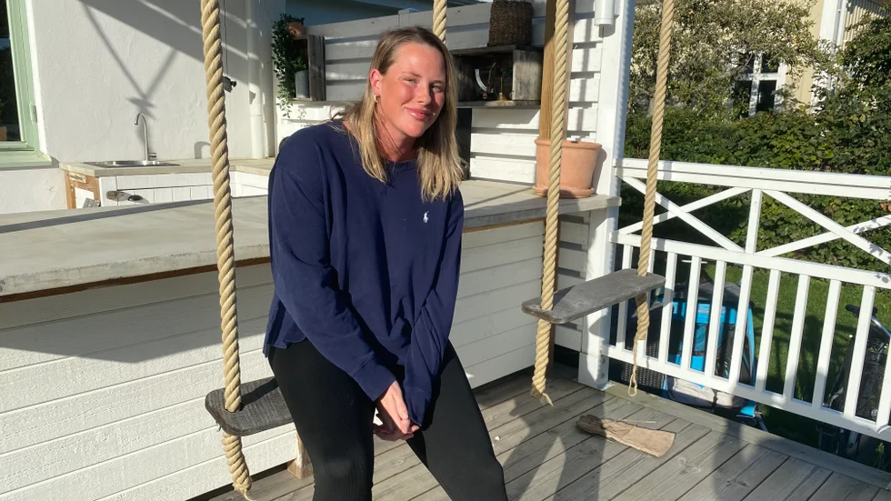 Hemma. På gungorna vid uteköket trivs Frida Axell som bor i ett stort hus i Vadstena centrum. Handbollen har hon inte kunnat släppa och kör på i Vadstena HF, trots att hon de närmaste åren måste göra en axeloperation.