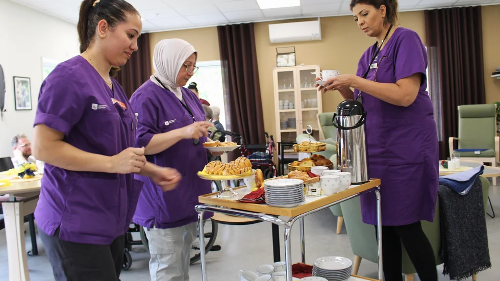 Rafal Aldabbagh, Hanadi Adlan, Ghsoon Abu Alnada jobbar på en av avdelningarna på Dalsvägen 23. 