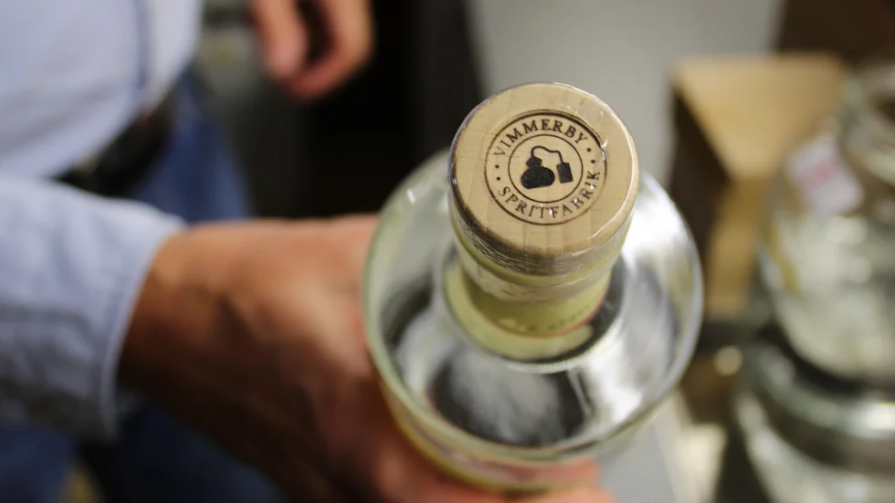 Tidigare skedde ginproduktionen i en privat källare, men nu har den flyttats till de gamla lokstallarna i Vimmerby.
