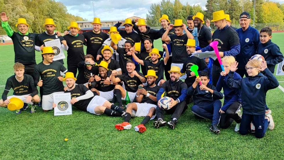 Jaguar firade med guldhattar på Borgsmo IP efter seriesegern i division 5. Längst upp till vänster Isko Feratovic.
