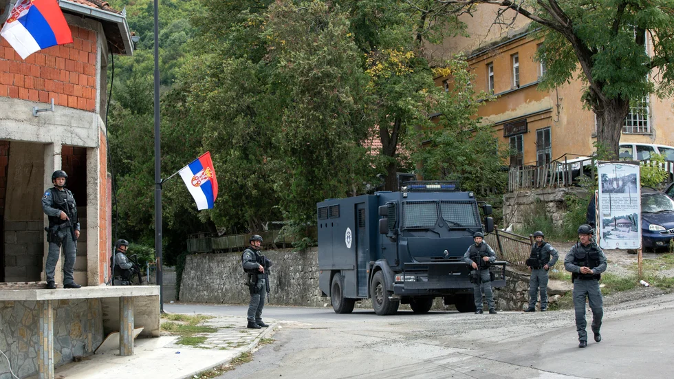 Polis i orten Banjska där en flera timmar lång eldstrid bröt ut i slutet av september. Bild från förra veckan.