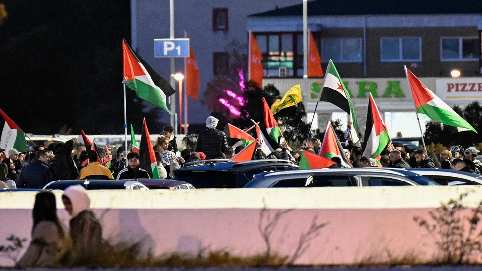 Malmö söndag kväll: Här firas terrorattacker och massakrer på judar i Israel. En bild av Sverige som får Folkbladets Widar Andersson att skämmas. 