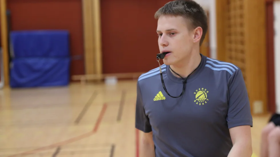 Henrik Wahlstrand Hyvönen är ordförande i Motala basket och brinner för sporten. 