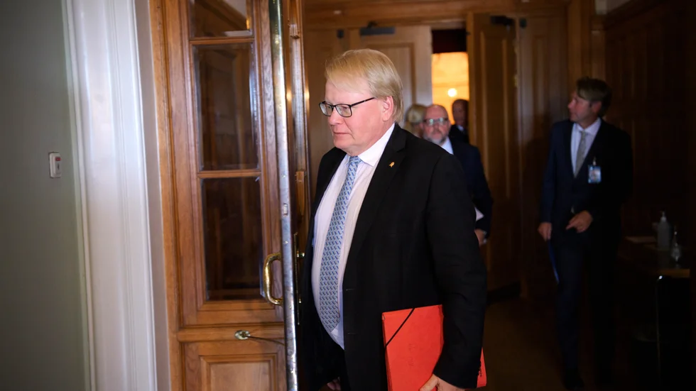Skribenten skriver om amerikanska militärbaser på svensk mark. På bilden: Peter Hultkvist på väg ut från ett möte i försvarsutskottet.